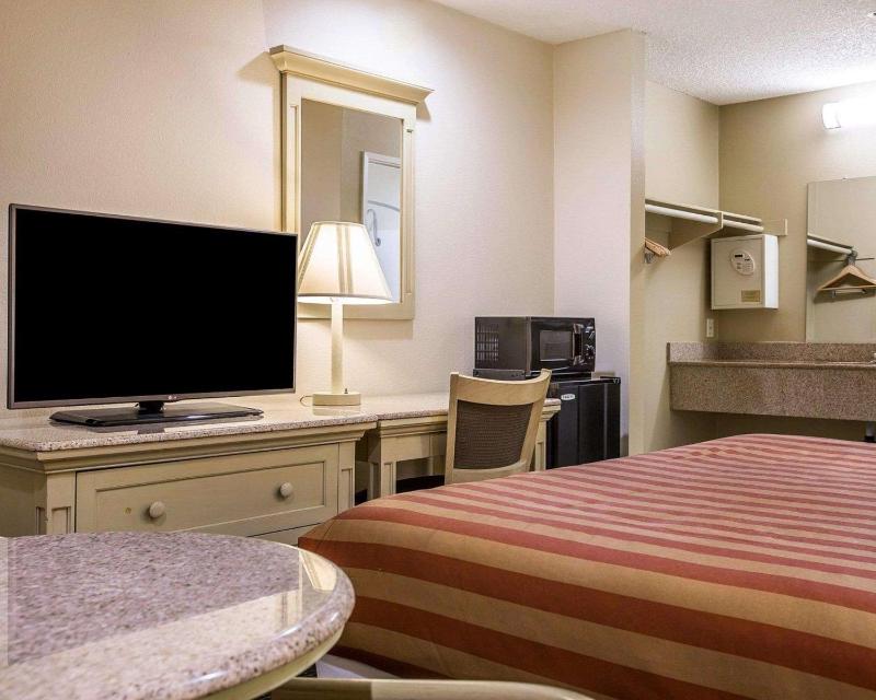 King Room - Non-Smoking image 4