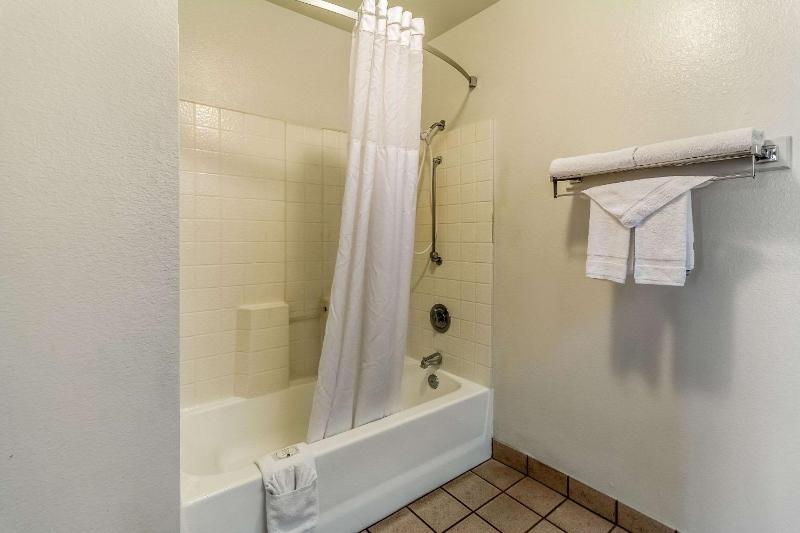 Standard King Room - Non-Smoking - Disability Access image 4