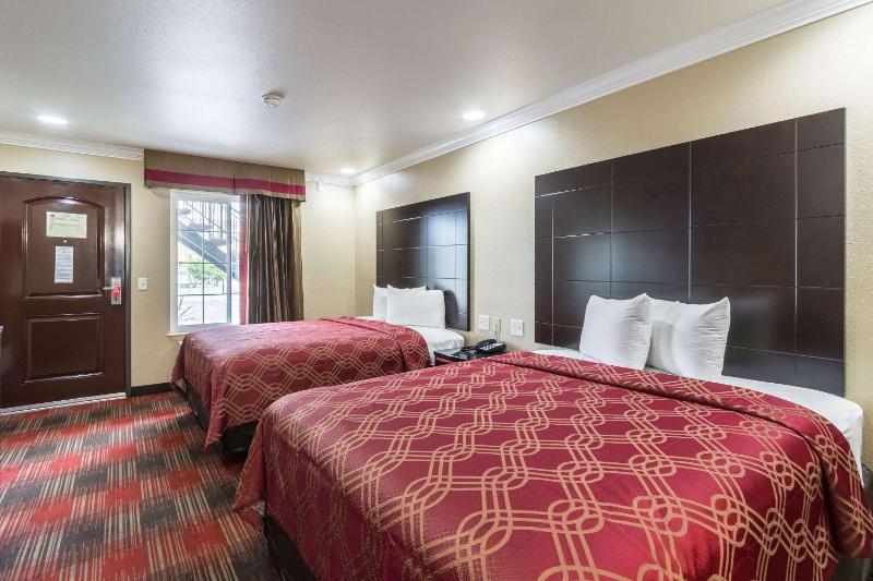 Queen Room with Two Queen Beds - Non-Smoking image 1