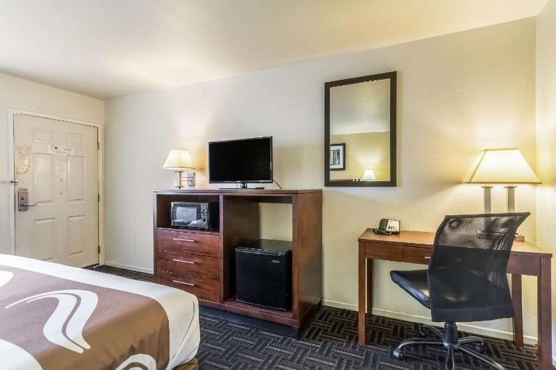 Standard King Room - Non-Smoking - Disability Access image 3