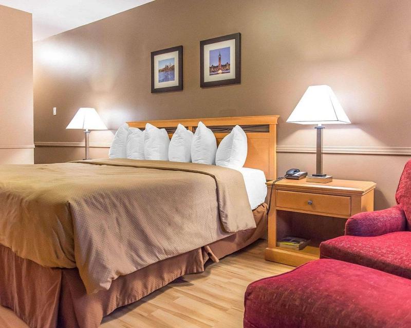 Econo Lodge Downtown - image 8