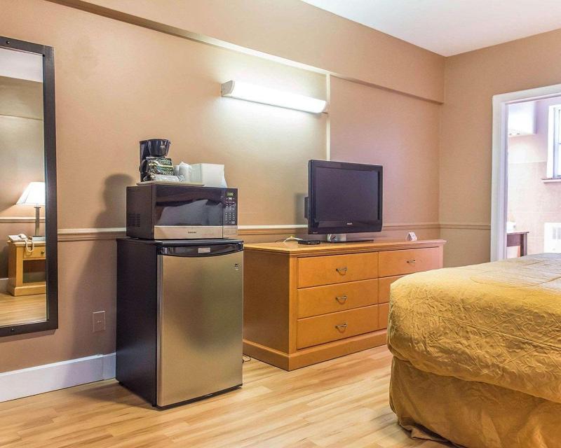 Econo Lodge Downtown - image 16