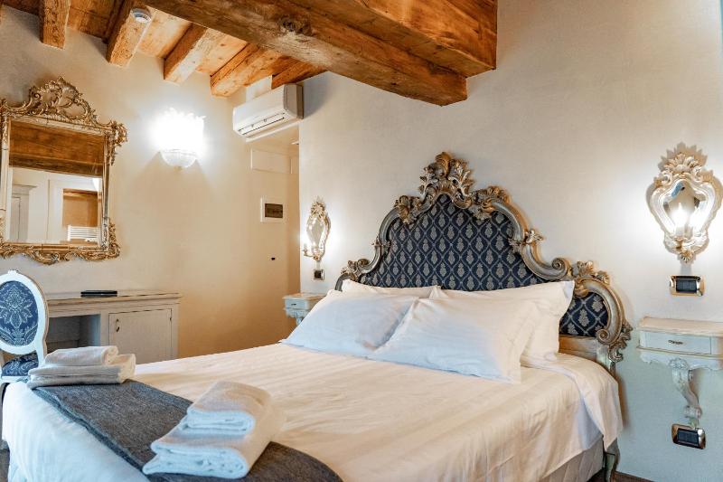 Superior Double Room with Lagoon View image 3