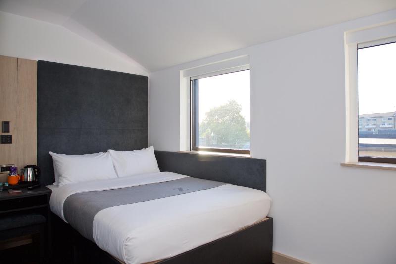 Queen Room - Disability Access image 2