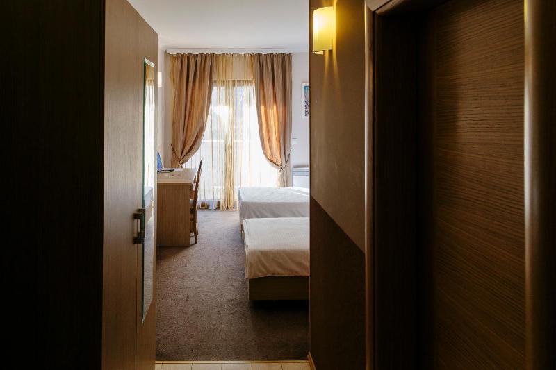 Deluxe Twin Room image 3