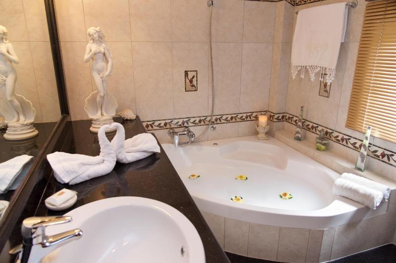 Madalena's Apartment - image 24