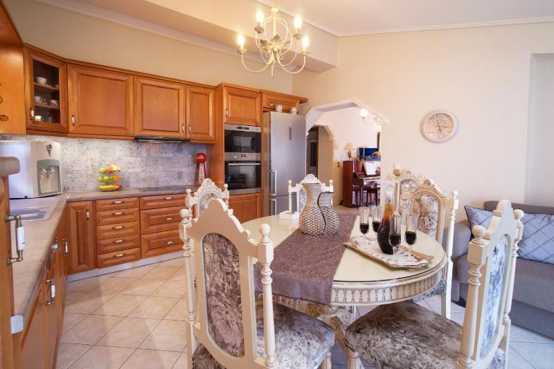 Madalena's Apartment - image 12