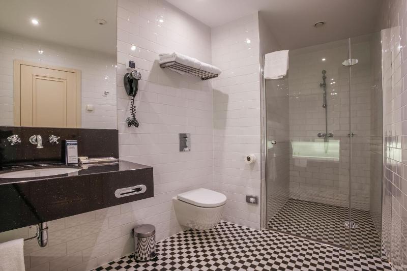 Deluxe Double Room with Balcony image 2