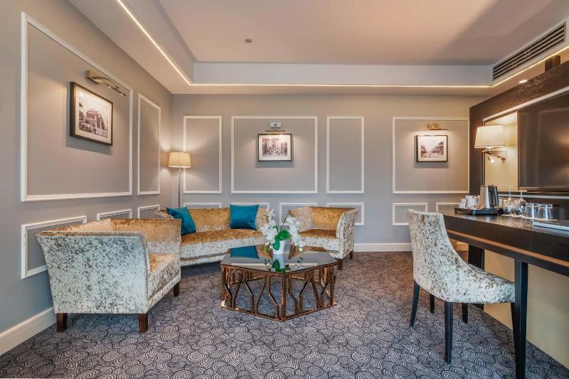Deluxe Double Room with Balcony image 4