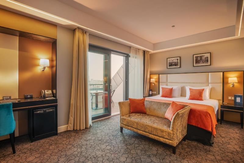 Deluxe Double Room with Balcony image 3