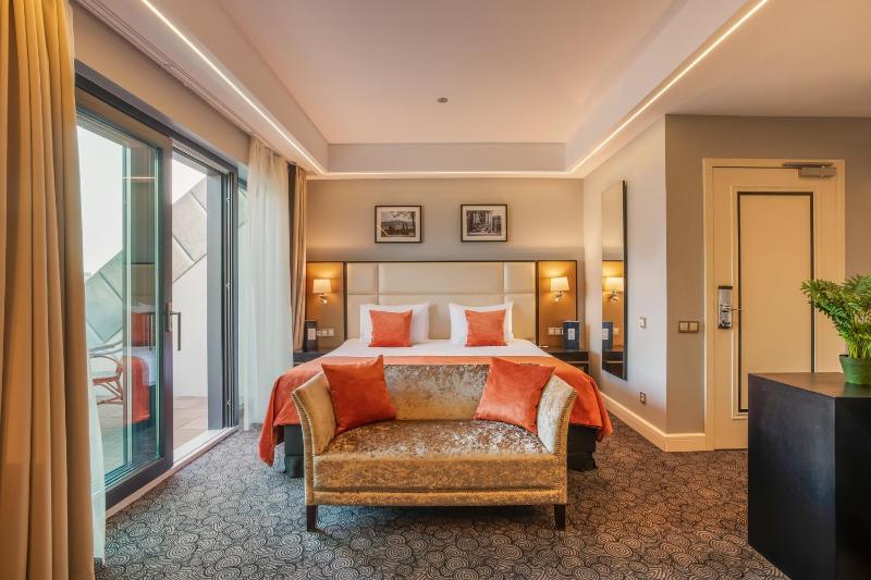 Deluxe Double Room with Balcony image 4