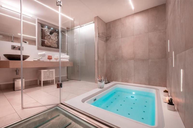 Luxury Suite with Spa Bath image 4