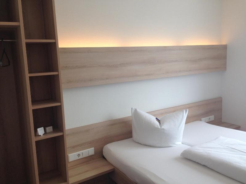 Single Room with Bathroom image 1