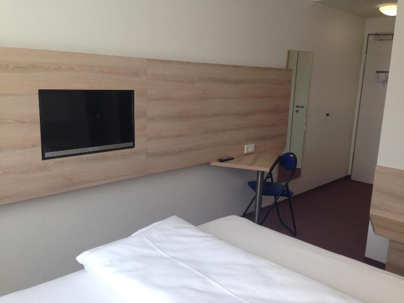 Single Room with Bathroom image 2