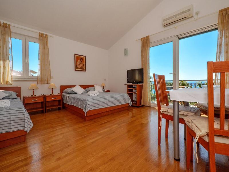 One-Bedroom Apartment with Balcony and Sea View image 1