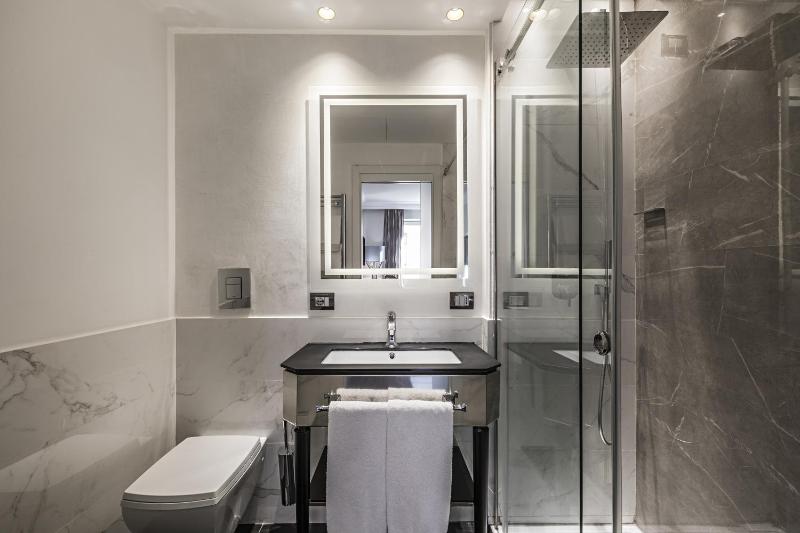 Classic Double Room image 4