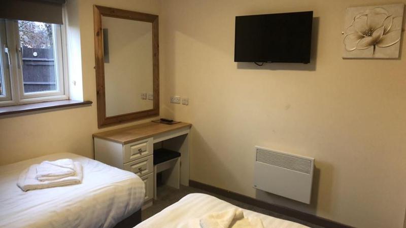 Twin Room image 4