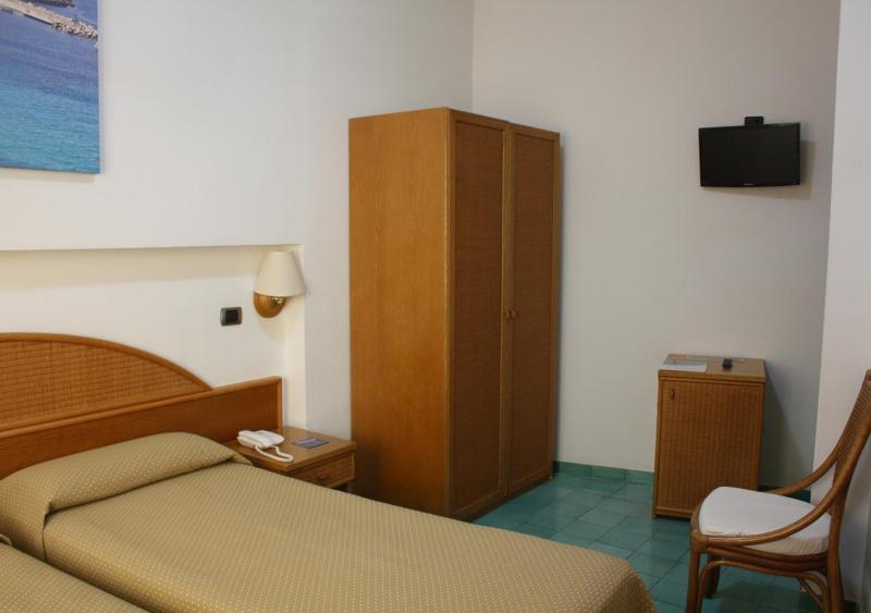 Economy Twin Room image 3