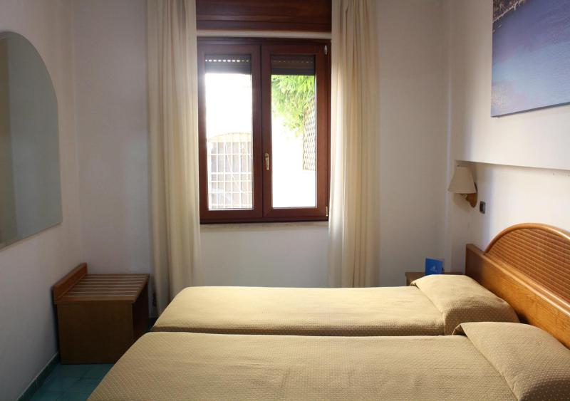 Economy Twin Room image 4