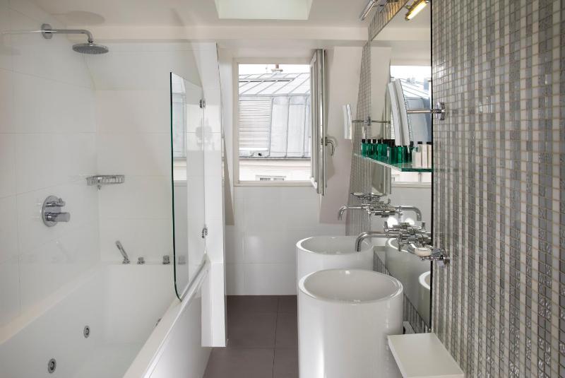 Junior Suite with Spa Access image 2