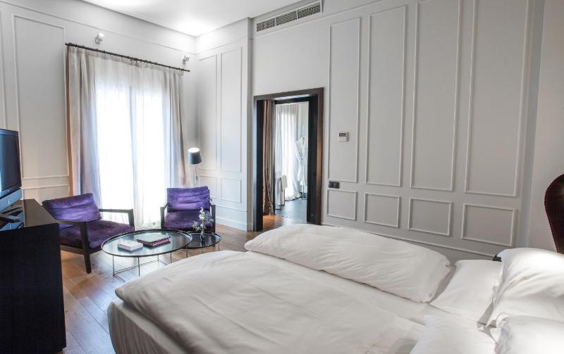 Deluxe Double or Twin Room image 2
