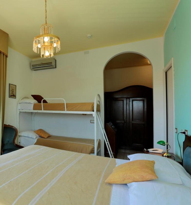 Standard Quadruple Room image 3