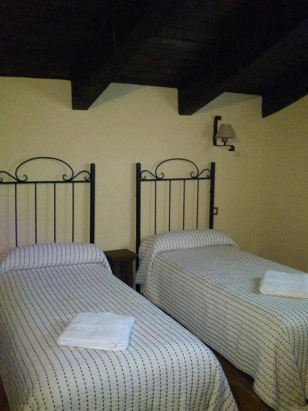 Twin Room image 3
