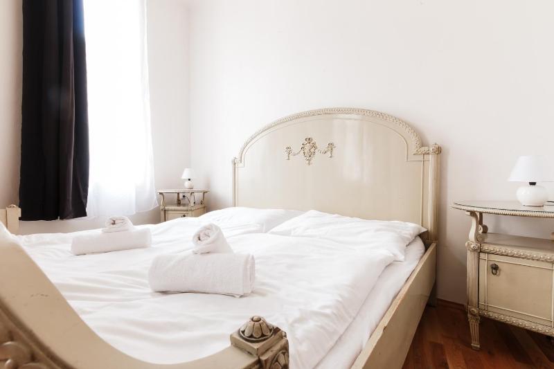 Prague Days - Spacious Retro-vibes Apartment near Charles Square - image 12