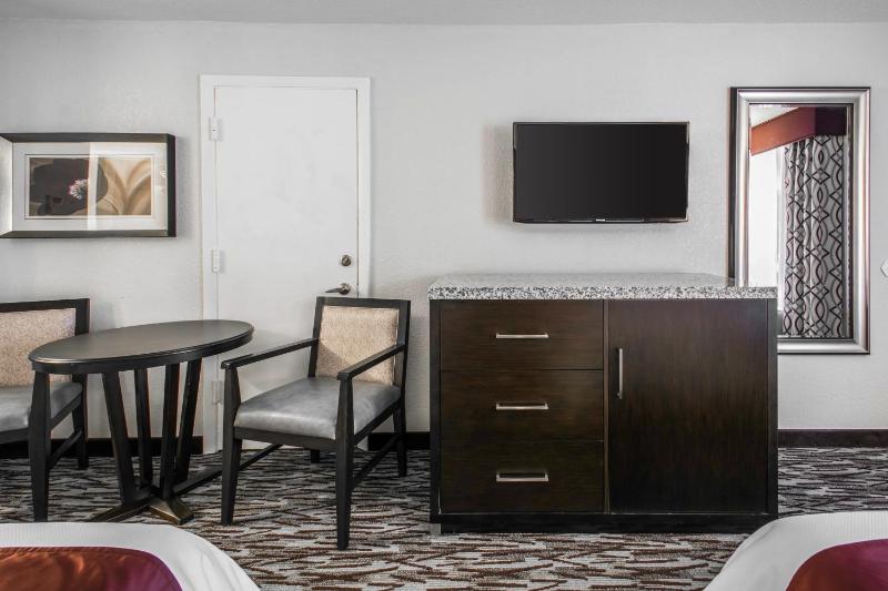 Queen Room with Two Queen Beds - Poolside (No Resort Fee) image 3