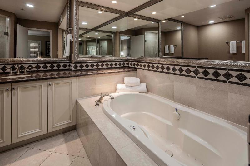 Deluxe King Suite (No Resort Fees + Free Parking) image 3