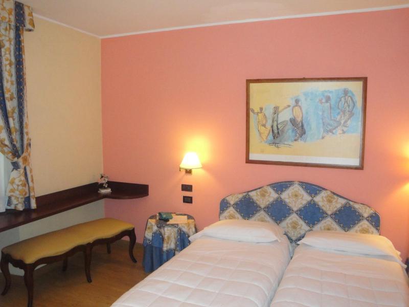 Superior Twin Room image 1