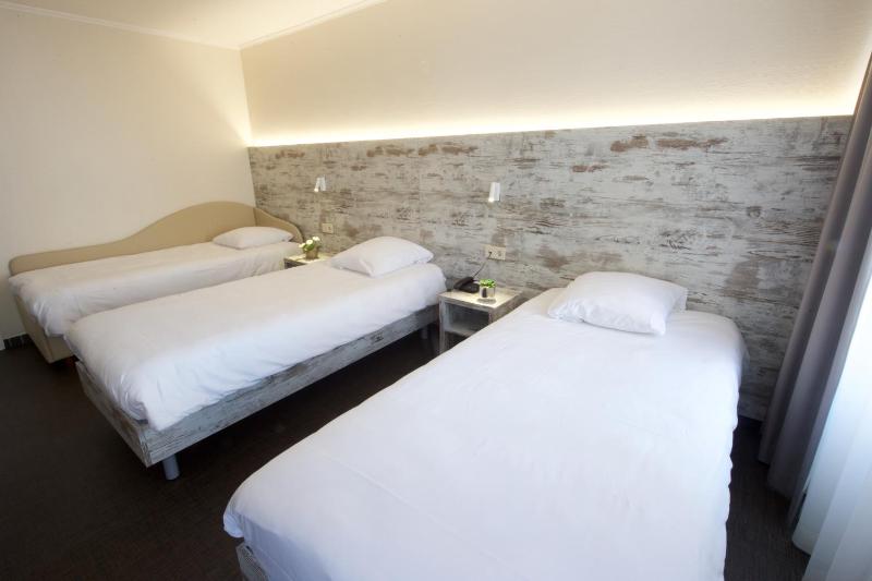 Standard Triple Room image 4