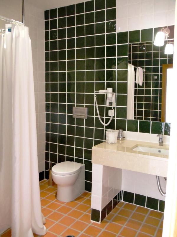 Twin Room image 4