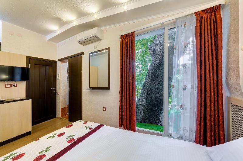 Queen Room with Balcony image 3