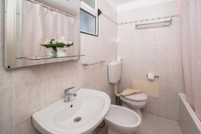 One-Bedroom Apartment image 2