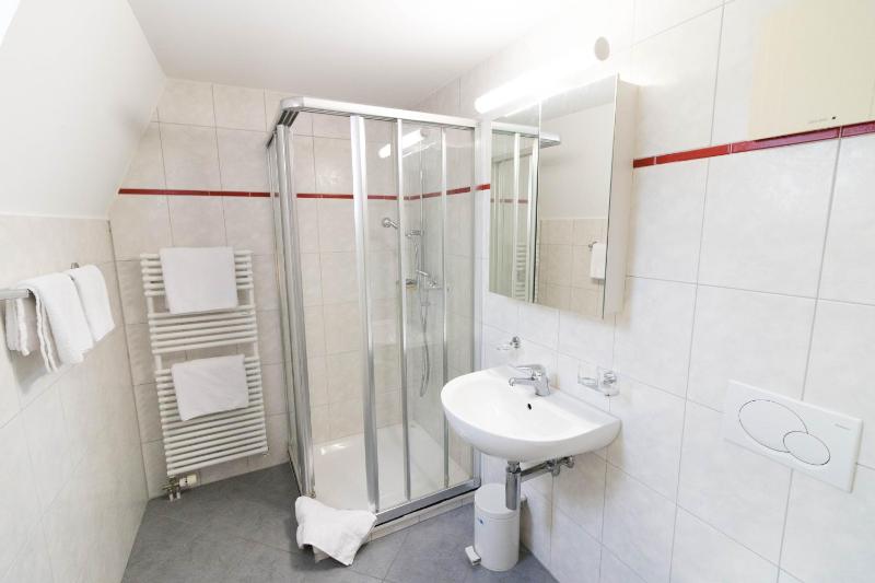 Standard Twin Room image 4