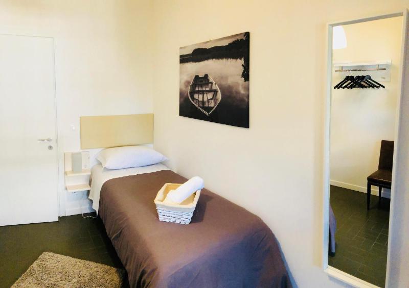 Single Room with Shared Bathroom image 4