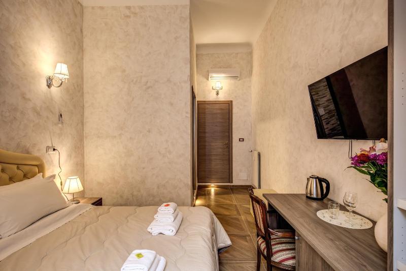 Deluxe Double Room image 2