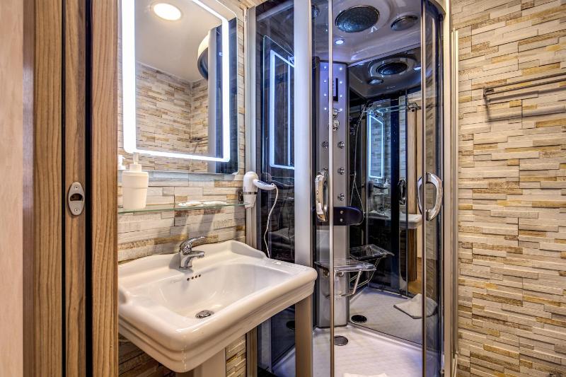 Deluxe Double Room image 3