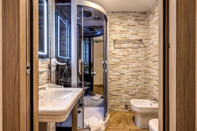 Deluxe Triple Room image 3