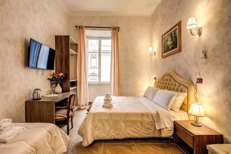 Deluxe Triple Room image 2