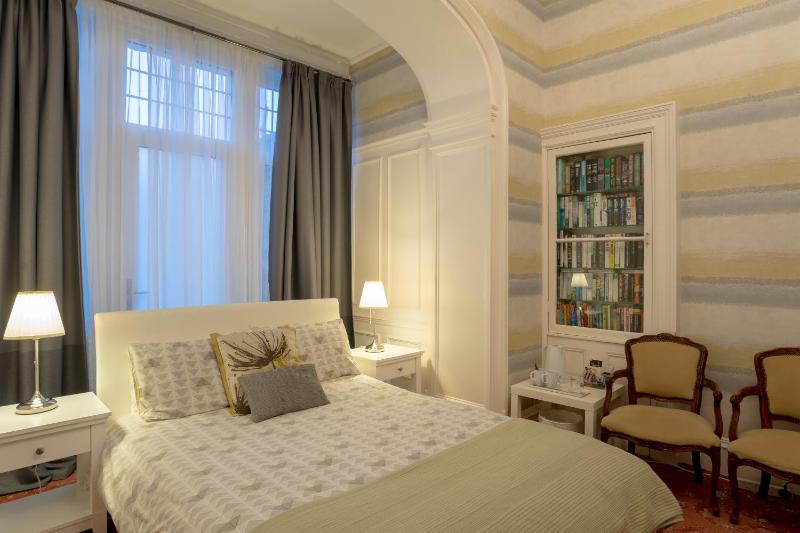 Large Double Room image 4