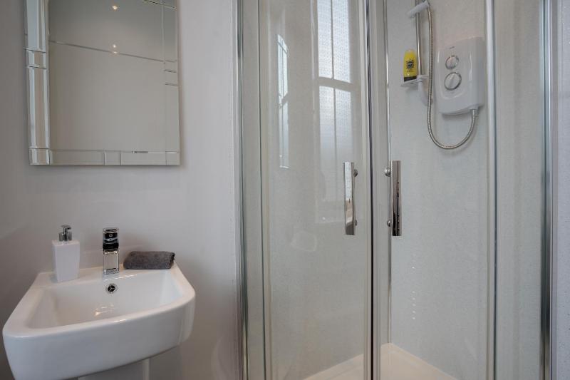 Single Room with Shower image 3