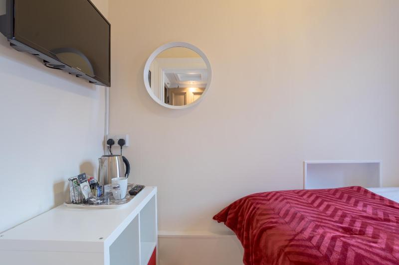 Single Room with Shower image 1