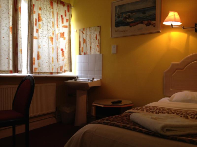 Basic Single Room with Shared Bathroom image 2