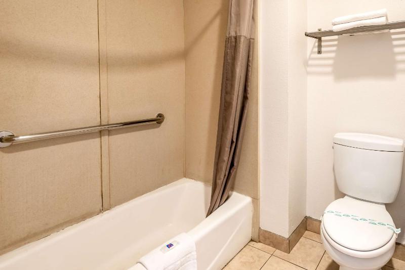 Deluxe King Room - Non-Smoking image 2