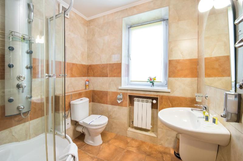 Classic Double Room image 3