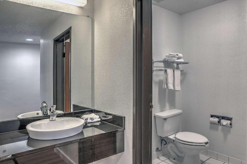 King Suite with Spa Bath - Non-Smoking image 1