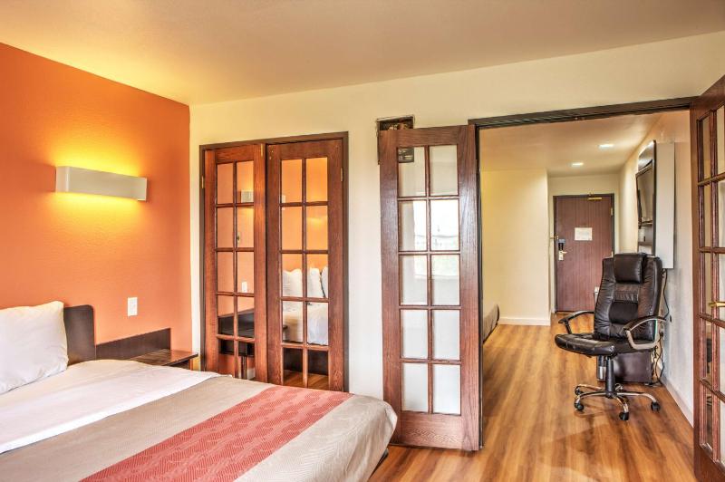 Queen Suite - Non-Smoking image 3