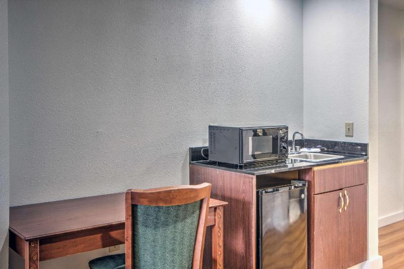 Queen Suite - Non-Smoking image 2